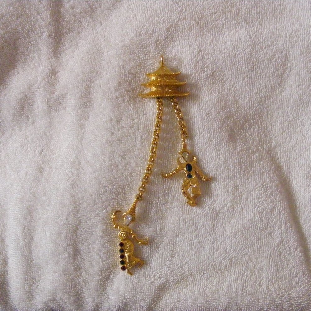 KJL Chinese or Japanese Brooch Pin Necklace Pendant Gold-plated with Rhinestones